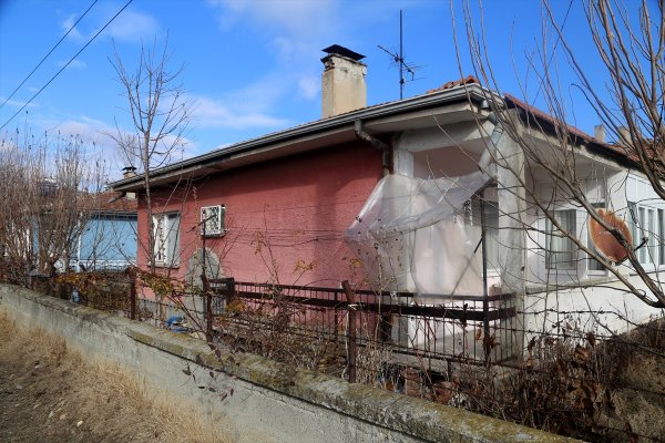 Yaşlı kadın ve kızını bağlayıp, 800 TL'sini çaldılar