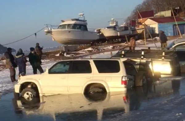 i Rusya’da 45 araç buza gömüldü