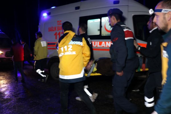 i Zonguldak'ta otomobil 40 metreden uçtu:1 ölü 3 yaralı