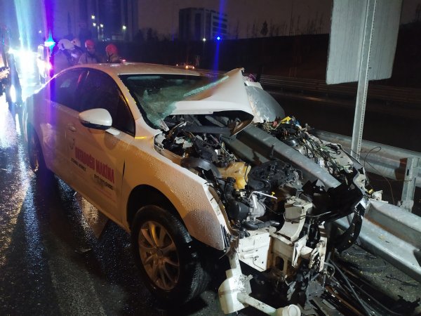 Bağcılar'da bir araç bariyerlere saplandı