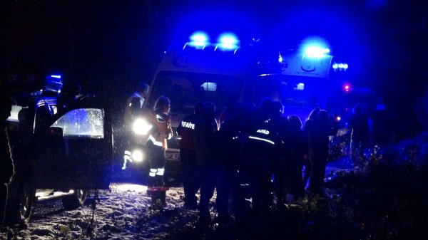 i Zonguldak'ta otomobil 40 metreden uçtu:1 ölü 3 yaralı