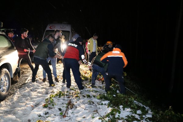 i Zonguldak'ta otomobil 40 metreden uçtu:1 ölü 3 yaralı