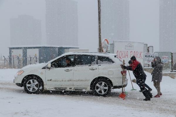 d Ankara'ya kar yağdı, araçlar kaydı