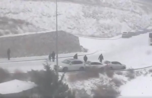 Ankara'ya kar yağdı, araçlar kaydı