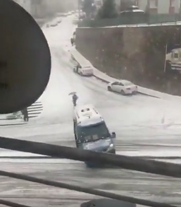 Ankara'ya kar yağdı, araçlar kaydı