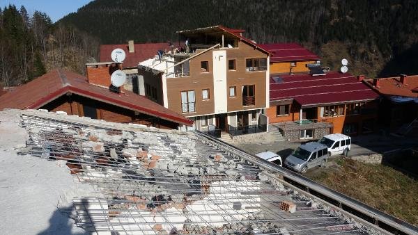 Uzungöl’de kaçak yapı sahipleri bina yıkıyor