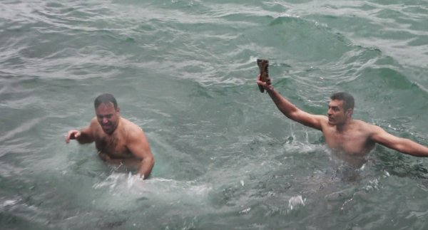 Haç çıkarma sırasında fenalaşan kişiyi polis kurtardı