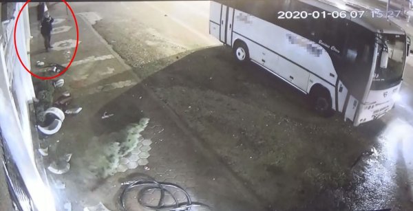 i Kaldırımda servis bekleyen kadınlar ölümden döndü