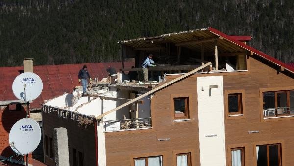 Uzungöl’de kaçak yapı sahipleri bina yıkıyor
