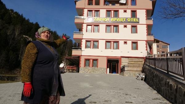 Uzungöl’de kaçak yapı sahipleri bina yıkıyor