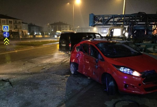 i Kaldırımda servis bekleyen kadınlar ölümden döndü