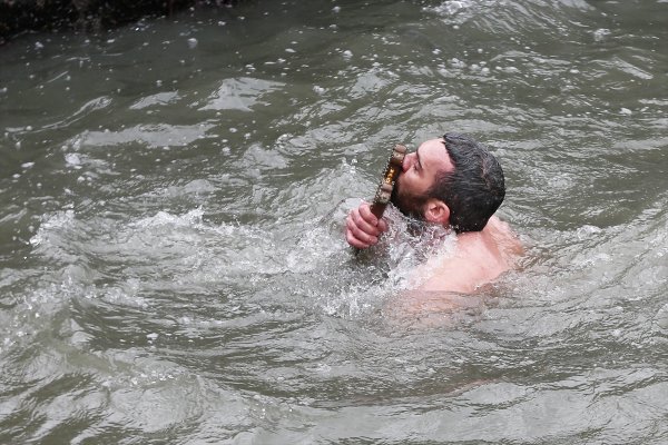 Haç çıkarma sırasında fenalaşan kişiyi polis kurtardı