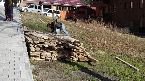 Uzungöl’de kaçak yapı sahipleri bina yıkıyor