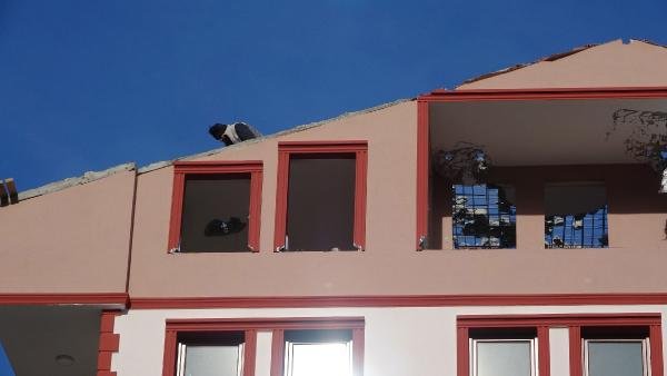 Uzungöl’de kaçak yapı sahipleri bina yıkıyor