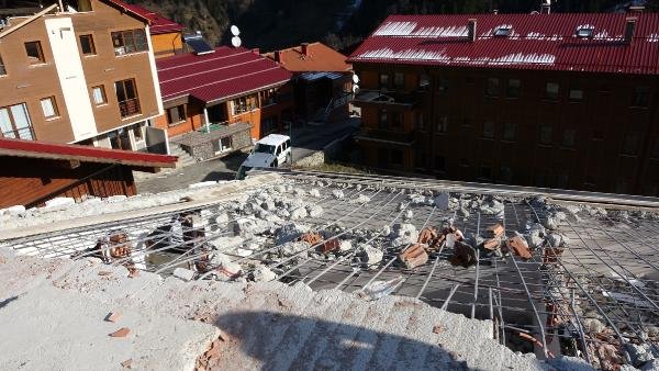 Uzungöl’de kaçak yapı sahipleri bina yıkıyor