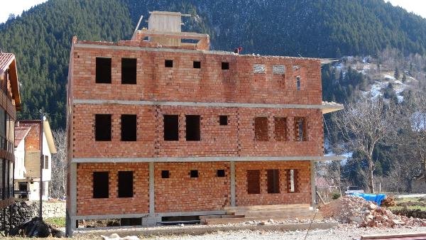 Uzungöl’de kaçak yapı sahipleri bina yıkıyor