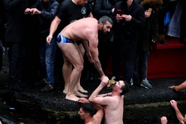 Haç çıkarma sırasında fenalaşan kişiyi polis kurtardı