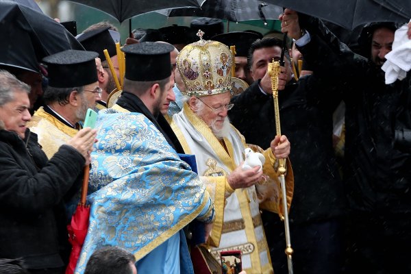 Haç çıkarma sırasında fenalaşan kişiyi polis kurtardı
