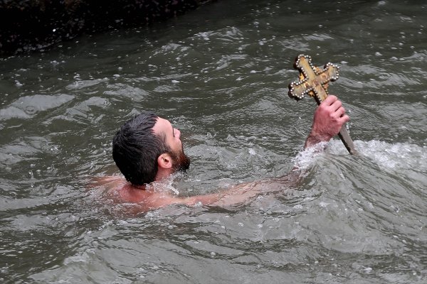 Haç çıkarma sırasında fenalaşan kişiyi polis kurtardı
