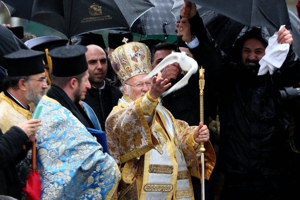 Haç çıkarma sırasında fenalaşan kişiyi polis kurtardı