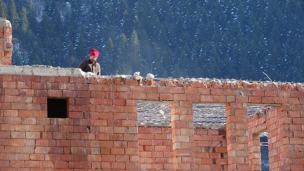 Uzungöl’de kaçak yapı sahipleri bina yıkıyor