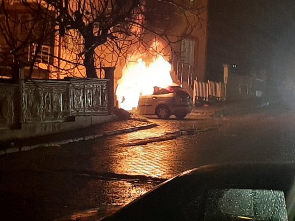 i Sakarya'da park halindeki araç yandı
