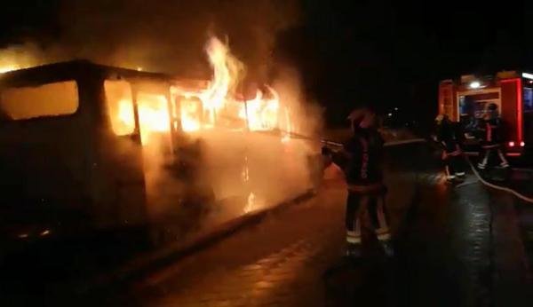 Denizli'de bir midibüs kundaklandı