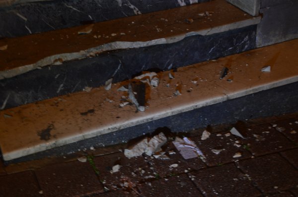 i İstanbul'da 3 hırsız bir dükkandaki kasayı çaldı