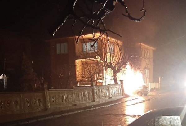 i Sakarya'da park halindeki araç yandı