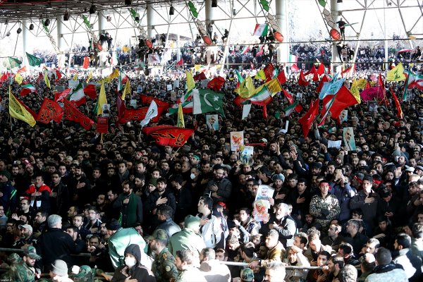 Kasım Süleymani'nin cenazesine binlerce İranlı katıldı