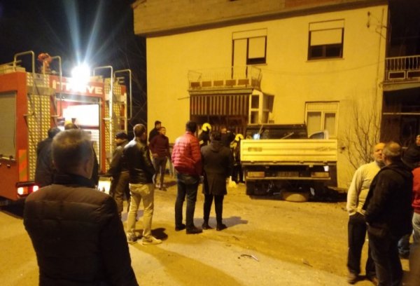 i Minibüsle çarpıştı, savrularak evin balkonuna girdi