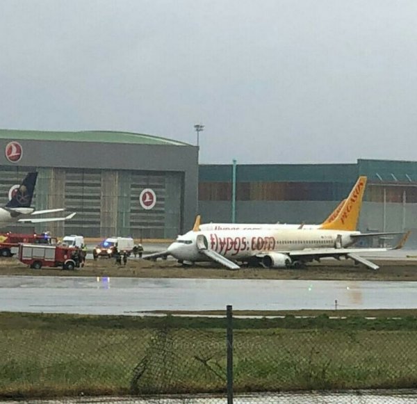 Sabiha Gökçen'de yolcu uçağı pistten çıktı