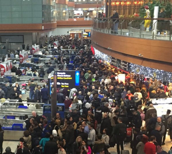 Uçağın pistten çıktığı Sabiha Gökçen’de yolcu yoğunluğu
