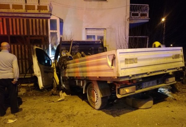 i Minibüsle çarpıştı, savrularak evin balkonuna girdi