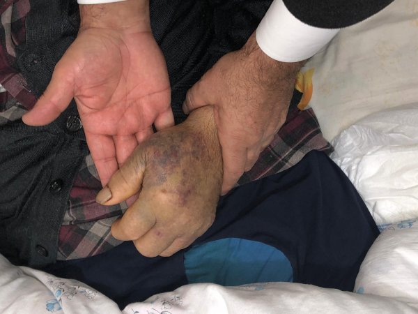 i 93 yaşındaki adam evinde darbedilerek parası çalındı