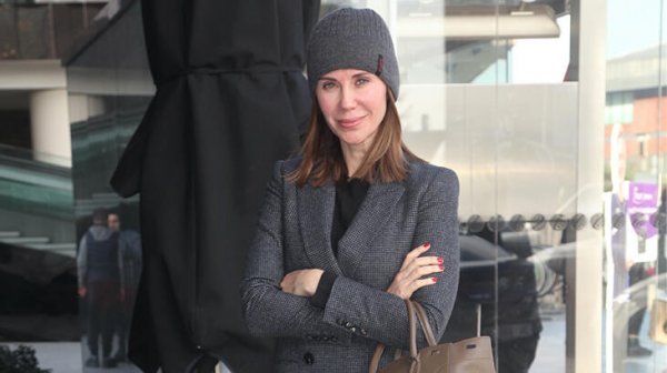 Demet Şener ceketsiz çıkmıyor