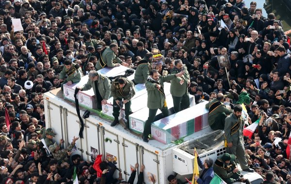 a Kasım Süleymani'nin cenazesinde izdiham