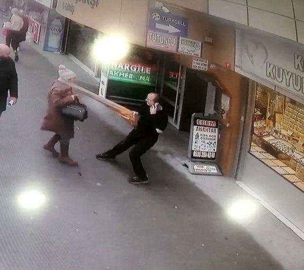 Kuyumcuda altınları çalmak isteyen kadınlar yakalandı