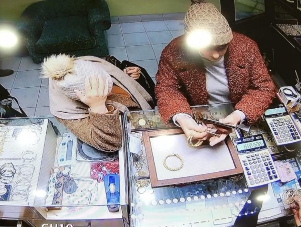 Kuyumcuda altınları çalmak isteyen kadınlar yakalandı