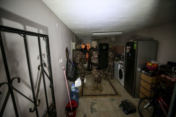 Bursa'da arama yapılan çöp evden uyuşturucu çıktı