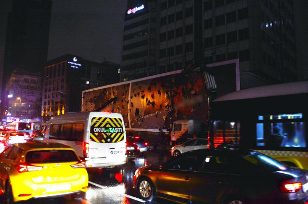 i Şişli'de başına reklam panosu düşen bir kişi öldü