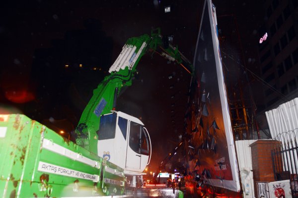 i Şişli'de başına reklam panosu düşen bir kişi öldü