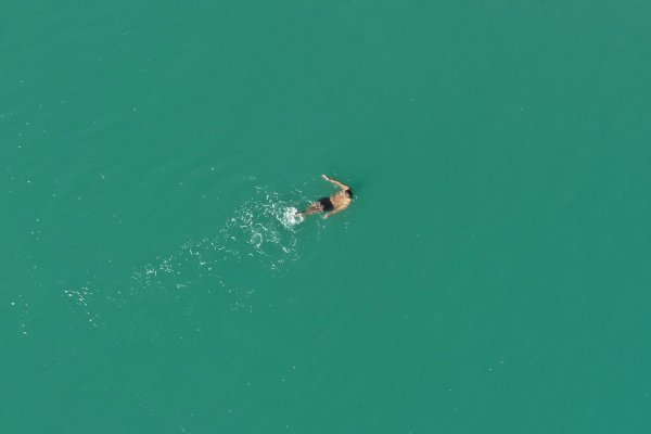 Antalyalıların deniz keyfi devam ediyor