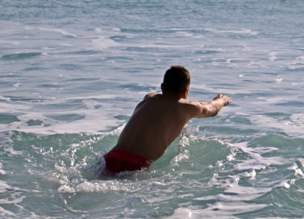 Antalyalıların deniz keyfi devam ediyor