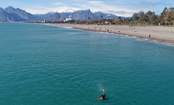 Antalyalıların deniz keyfi devam ediyor