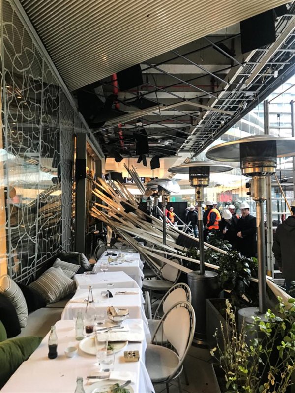 a Zorlu Center AVM'de kafenin çatısı çöktü