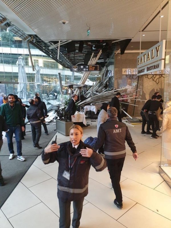 Zorlu Center AVM'de kafenin çatısı çöktü