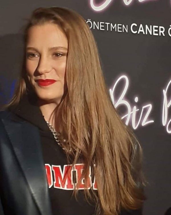 Serenay Sarıkaya'dan Duygu Özaslan açıklaması
