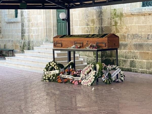 d KKTC'de aynı gün ölen Türk ve İngiliz'in cenazesi karıştı