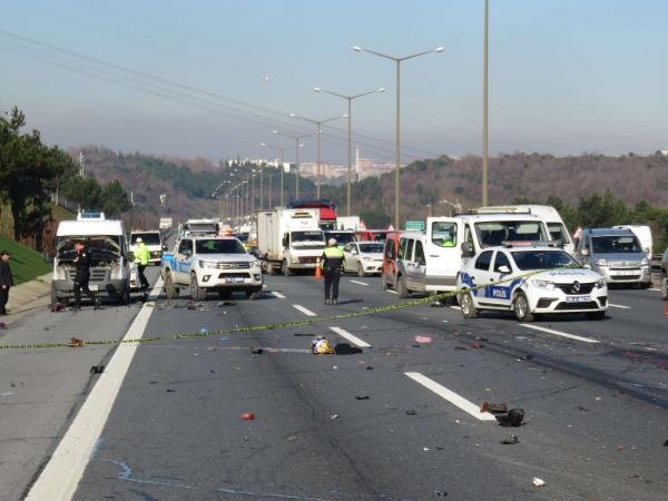 Ümraniye TEM Otoyolu'nda feci kaza kamerada: 2 ölü